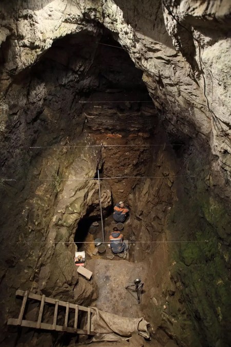Excavaciones en la cámara oriental de la cueva Denisova.