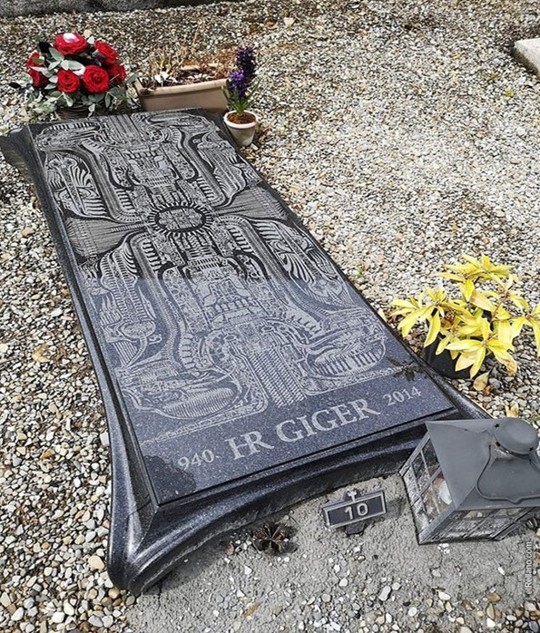 Hoy día cientos de fanáticos peregrinan a la tumba de H.R. Giger, que se encuentra cercana a su Museo, coronada por una hermosa lápida
