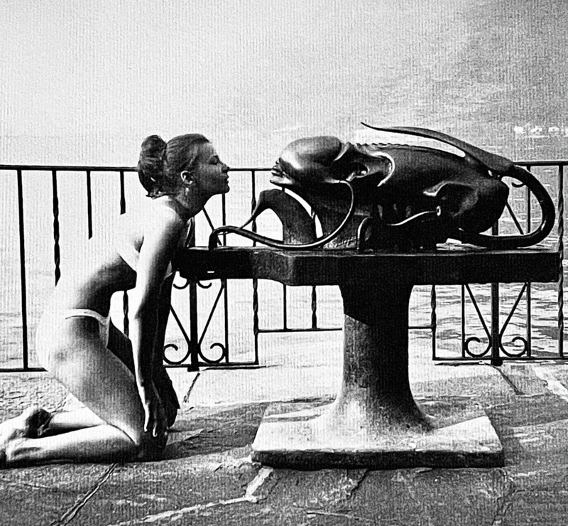 Li Tobler la gran musa de Giger, retratada en 1969 junto a una de sus alucinantes esculturas biomecanoides