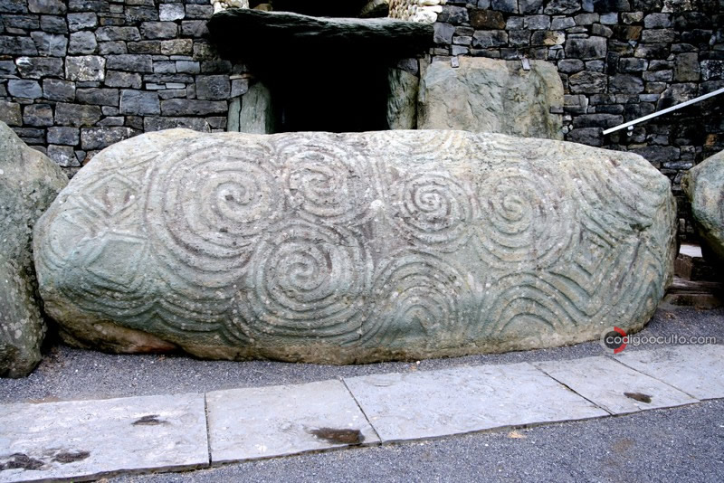 La piedra megalítica ubicada a la entrada de Newgrange