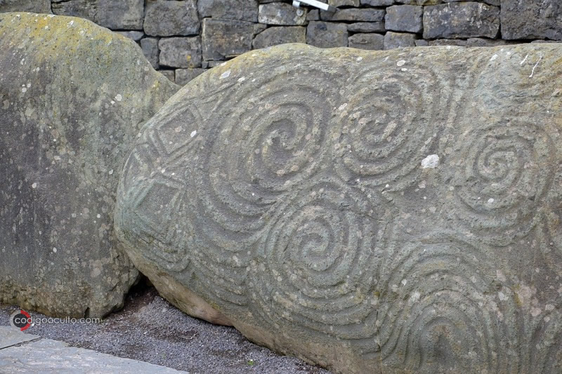 Primer plano a los tallados en la roca en la entrada de Newgrange
