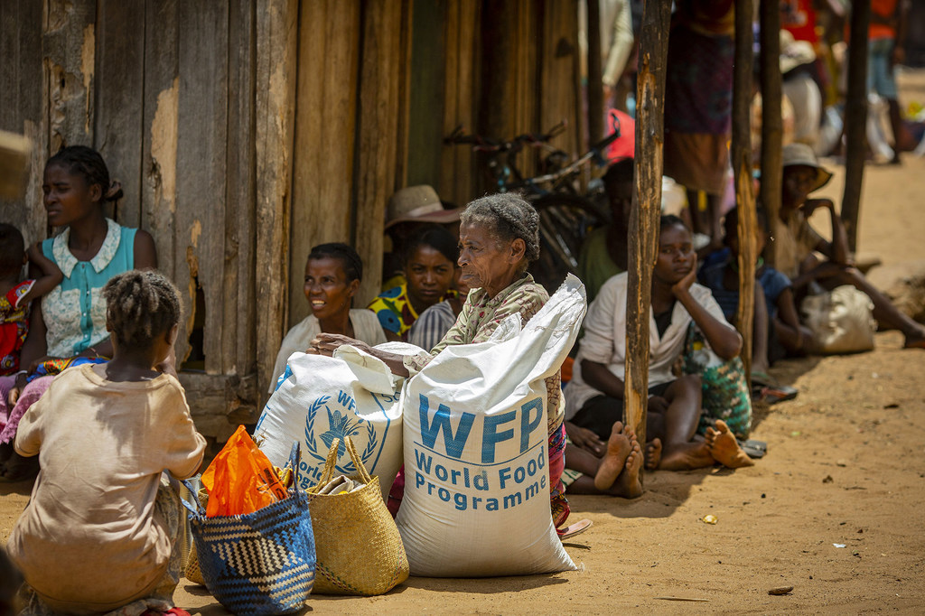 Los residentes de las comunidades afectadas por la sequía de Ifotaka, en el sur de Madagascar, recogen la ayuda alimentaria que proporciona el Programa Mundial de Alimentos de la ONU (PMA)
