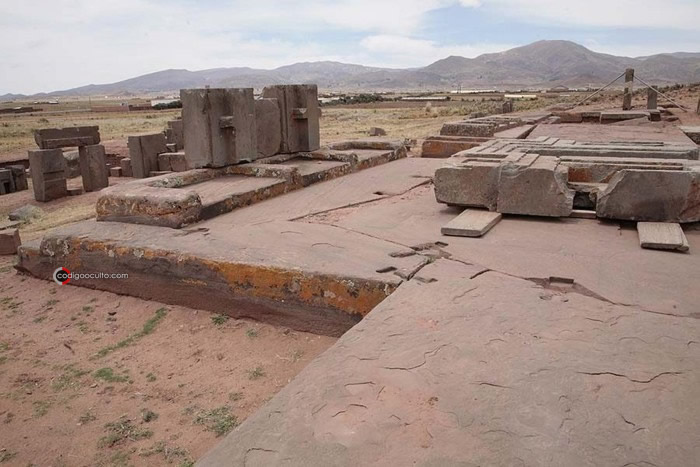 Restos del antiguo templo de Puma Punku, cuyos cortes perfectos develan a los estudiosos
