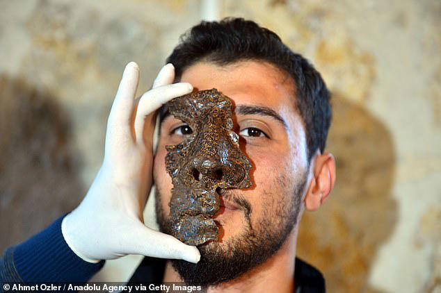Una mascara de hierro (en la foto) que habría sido usada por un miembro consumado de la caballería romana hace unos 1.800 años ha sido desenterrada en el centro norte de Turquía