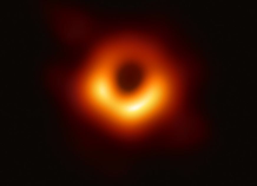 Imagen del núcleo de M87 tomada por el Event Horizon Telescope. El punto oscuro central es la sombra del agujero negro y es más grande que el horizonte de sucesos del agujero negro