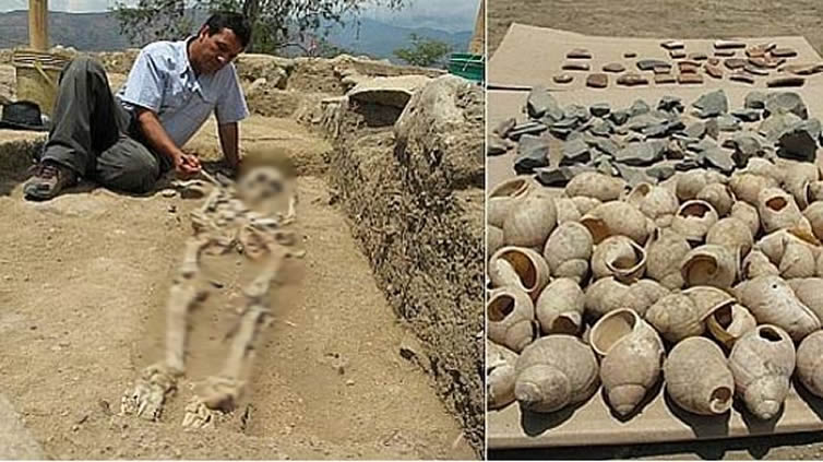Esqueleto y caracolas hallados en el yacimiento arqueológico de Montegrande en Perú