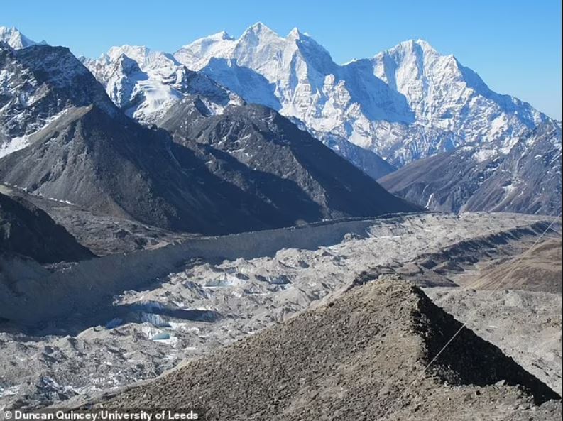 El derretimiento acelerado de los glaciares del Himalaya amenaza el suministro de agua de millones de personas en Asia, advierte una nueva investigación. En la foto se muestra la lengua del glaciar Khumbu en el Himalaya. El glaciar Khumbu es el glaciar más alto del mundo.