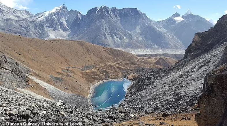 En la imagen, Lobuche, una montaña nepalí que se encuentra cerca del glaciar Khumbu, el glaciar más alto del mundo