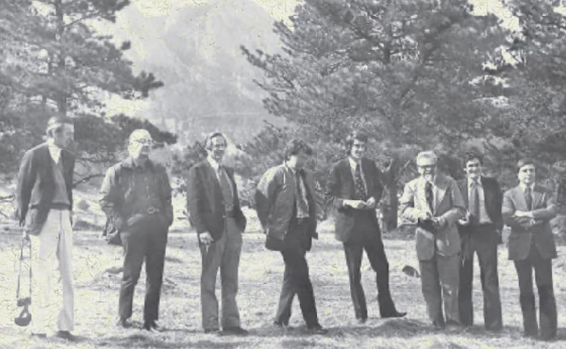 The Invisible College, de izquierda a derecha: Douglass Price-Williams, David Saunders, Leo Sprinkle, Dick Henry, Jacques Vallée, J. Allen Hynek, Claude Poher y Fred Beckman