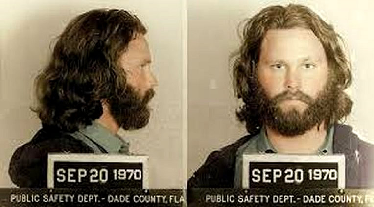 Un año antes de exiliarse a Francia Jim Morrison se había entregado al FBI