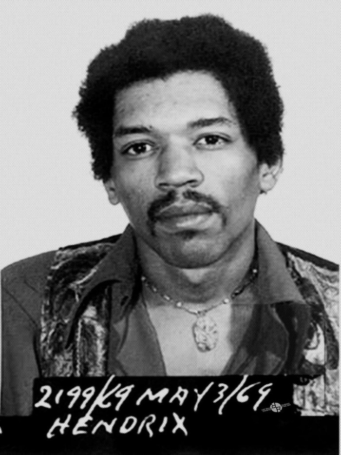 Jimi Hendrix retratado durante su arresto en Canadá por posesión de drogas, suceso que se produjo poco después de brindar una entrevista apoyando a Los Panteras Negras
