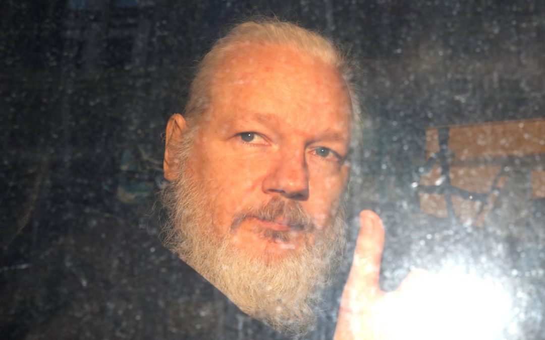 Julian Assange podría ser extraditado a EE. UU., dictamina Tribunal Superior