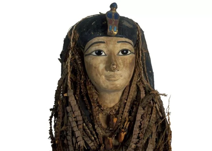 Máscara facial de la momia nunca antes envuelta del faraón Amenhotep I
