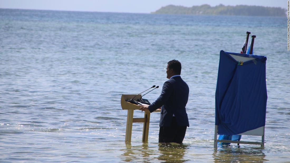 El ministro de Tuvalu grabó un mensaje para la COP26 con el agua de mar hasta las rodillas para resaltar el impacto real del cambio climático en su país