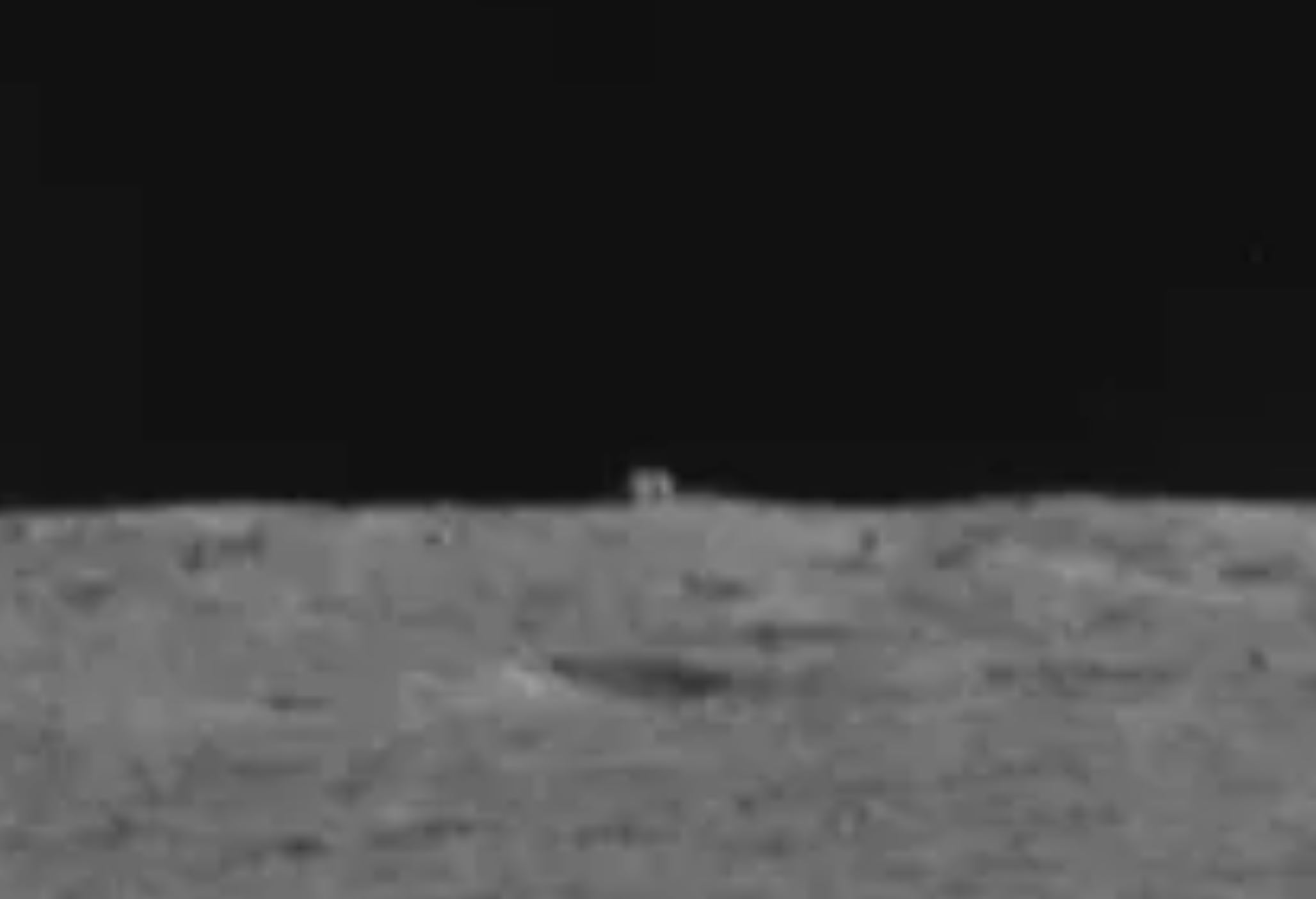Imagen ampliada deja ver una mirada más cercana a una forma de cubo detectada por el rover Yutu 2 de China en el lado opuesto de la Luna