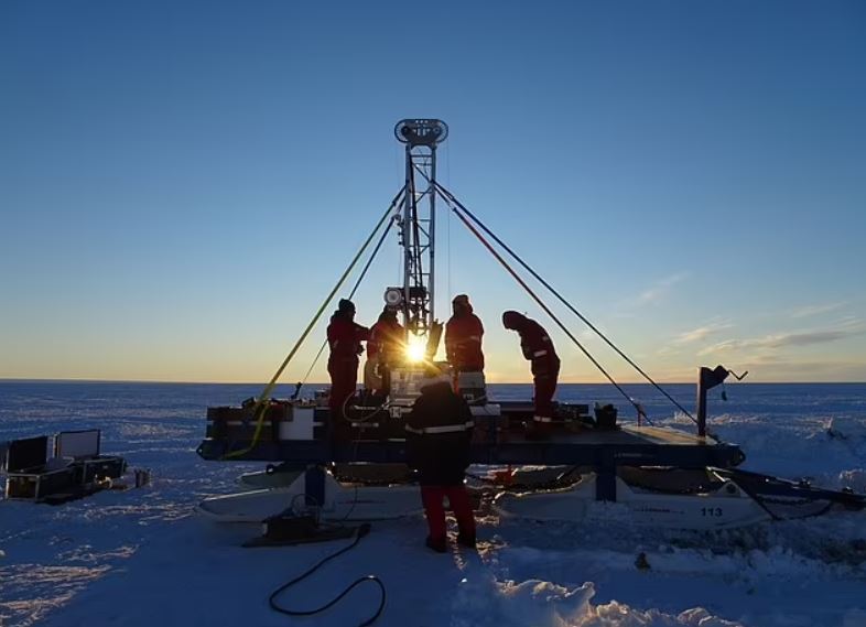 Utilizando agua caliente, el equipo del Alfred Wegener Institute (AWI) perforó dos orificios a través de casi 200 metros de la plataforma de hielo Ekström cerca de la Estación III de Neumayer