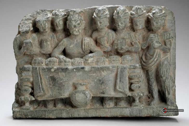 Escultura que representa la distribución de las reliquias de Buda. Se encuentra en el Museo de Arte del Condado de Los Ángeles