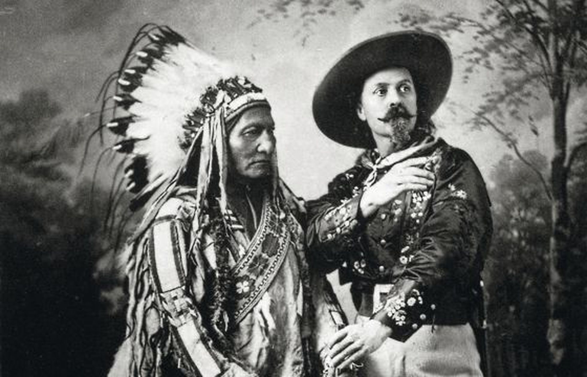 Toro Sentado (izquierda) junto a Buffalo Bill