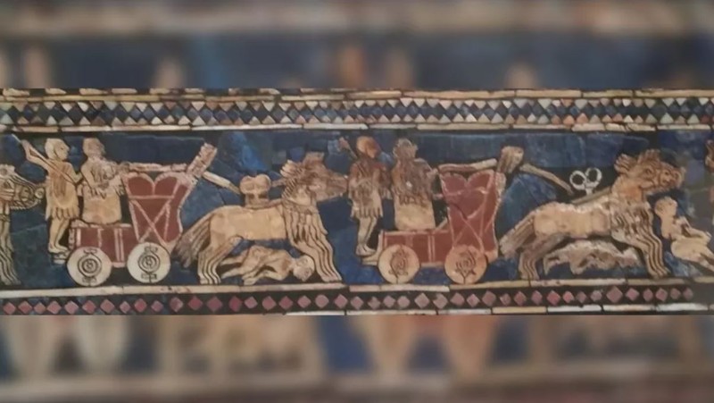 El panel de guerra del "Estandarte de Ur", un mosaico sumerio de 4.500 años de antigüedad ahora en el Museo Británico, muestra equipos de kungas tirando de vagones de cuatro ruedas