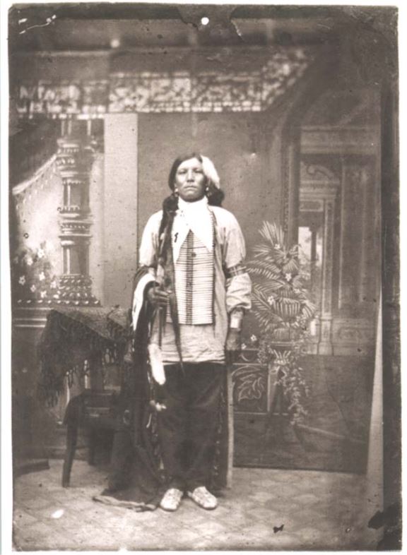"Caballo Loco", llamado Tasunka Witko, en 1877 poco antes de su muerte. Se cuestiona la autenticidad de la foto