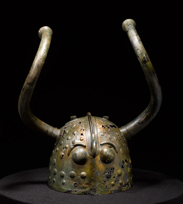 Uno de los cráneos de bronce con cuernos hallados