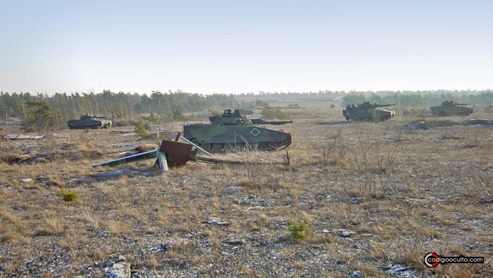 Cuatro vehículos de combate de infantería CV90 de fabricación sueca durante un ejercicio en Gotland en 2005