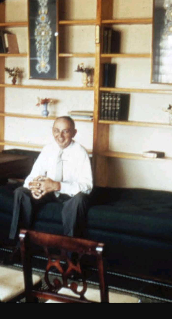 Retrato de Edgar Cayce en so oficina donde practicaba sus famosas lecturas