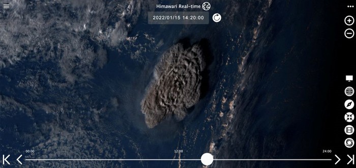 Una columna se eleva sobre Tonga cuando el volcán submarino Hunga Tonga-Hunga Ha'apai hizo erupción en esta imagen de satélite tomada por Himawari-8, un satélite meteorológico japonés operado por la Agencia Meteorológica de Japón, el 15 de enero de 2022 y publicada por el National Institute of Information and Communications Technology (NICT) y obtenido por Reuters el 16 de enero de 2022