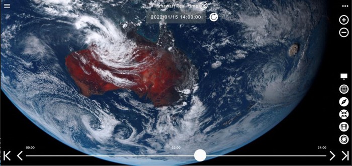 Una columna se eleva sobre Tonga cuando el volcán submarino Hunga Tonga-Hunga Ha'apai hizo erupción en esta imagen de satélite tomada por Himawari-8, un satélite meteorológico japonés operado por la Agencia Meteorológica de Japón, el 15 de enero de 2022 y publicada por el National Institute of Information and Communications Technology (NICT) y obtenido por Reuters el 16 de enero de 2022