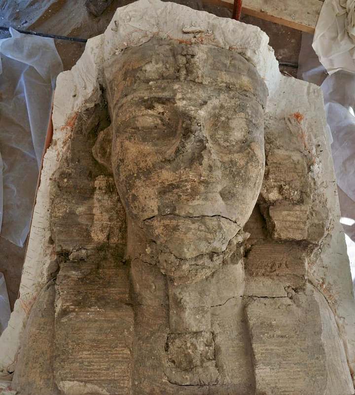 La cabeza del faraón Amenhotep III, cuya estatua fue diseñada para parecerse a una esfinge