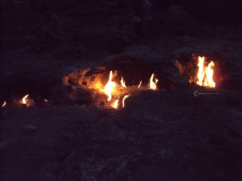 Vista nocturna del fuego ardiendo en el monte Quimera