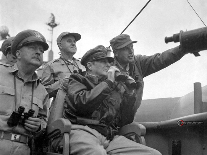 El General Douglas MacArthur junto a otros comandantes, observan el bombardeo de Incheon desde el USS Mount McKinley