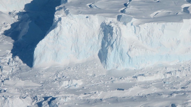 Acantilados a lo largo del borde de la plataforma de hielo Thwaites en la Antártida occidental