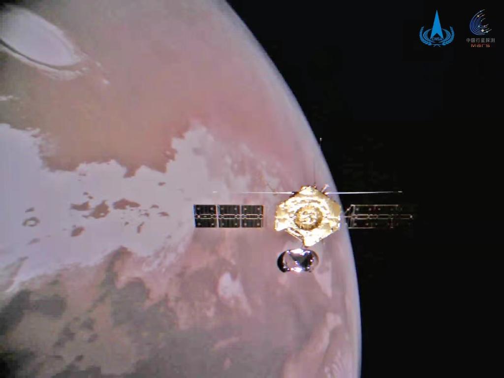La sonda Tianwen-1 con Marte en el fondo