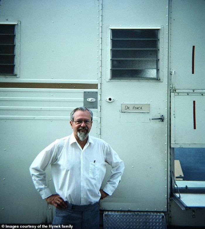 Hynek participó del célebre Encuentros Cercanos del Tercer Tipo, film estrenado durante 1977, siendo contratado como asesor del guión por el propio Steven Spielberg