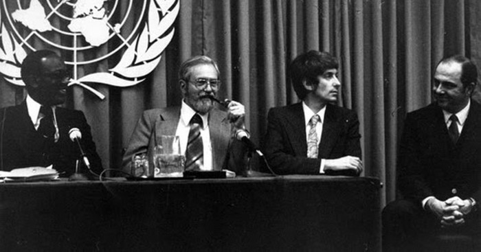 J. Allen Hynek fumando su pipa, flanqueado a su derecha por Jacques Vallée durante su historia comparecencia en la ONU, abogando por la discusión OVNI, 1978