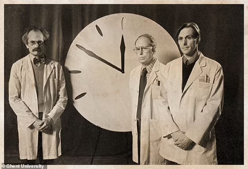 El reloj fue fundado por científicos estadounidenses involucrados en el Proyecto Manhattan que condujo a las primeras armas nucleares durante la Segunda Guerra Mundial y es una cuenta regresiva simbólica para representar qué tan cerca está la humanidad de completar la catástrofe global. En la foto, la primera inauguración en 1947