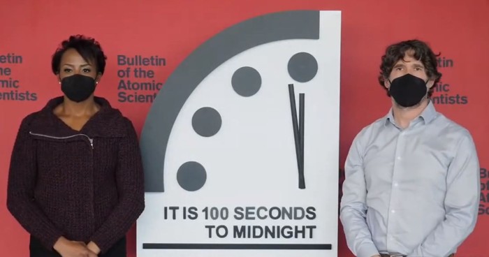 El reloj del Día del Juicio Final permanecerá en 100 segundos para la medianoche por tercer año consecutivo porque "el mundo no es más seguro que el año pasado en este momento"