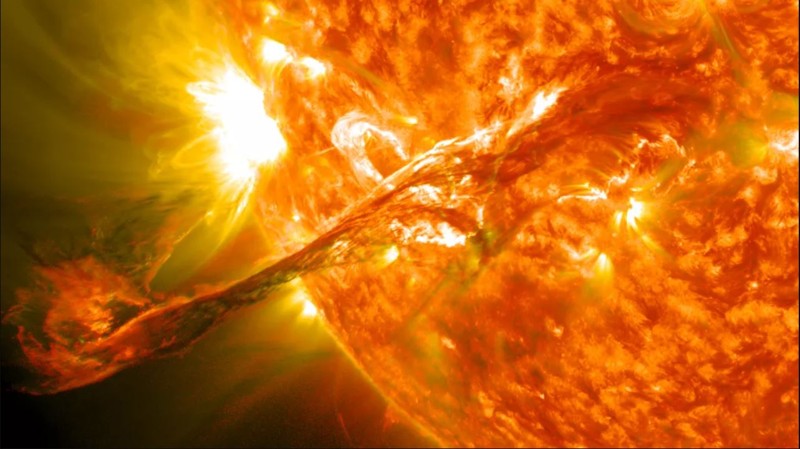 Una llamarada solar masiva (o eyección de masa coronal) brota del Sol en 2017