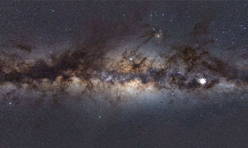 La Vía Láctea vista desde la Tierra. El icono de estrella muestra la posición del misterioso transitorio repetitivo