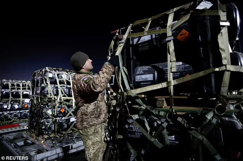 Otras 130 toneladas de armas estadounidenses, incluidos misiles antitanque Javelin, llegaron a Ucrania el jueves por la noche en respuesta a las 120.000 tropas rusas acumuladas a lo largo de la frontera del país