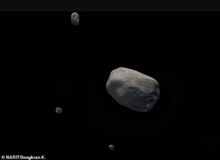 En la imagen, una representación artística del asteroide 130 Elektra y sus tres lunas. La roca espacial se detectó por primera vez en el cinturón de asteroides entre Júpiter y Marte en 1873
