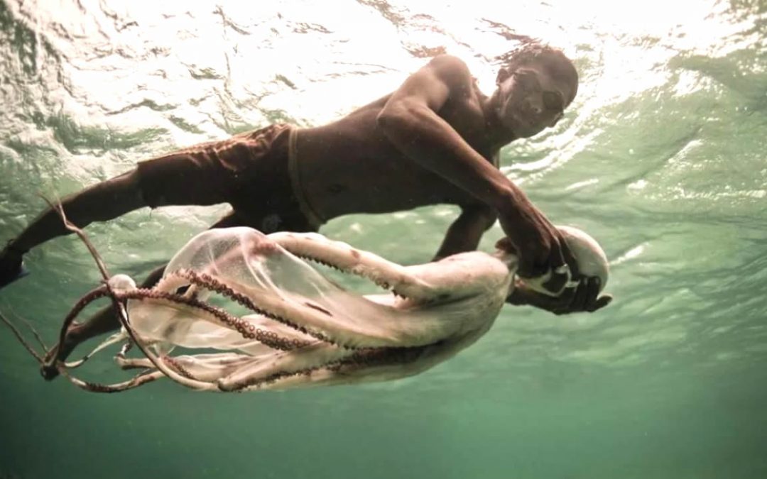 Bajau, la tribu que se adaptó a sumergirse en el mar a 60 metros y por varios minutos sin respirar
