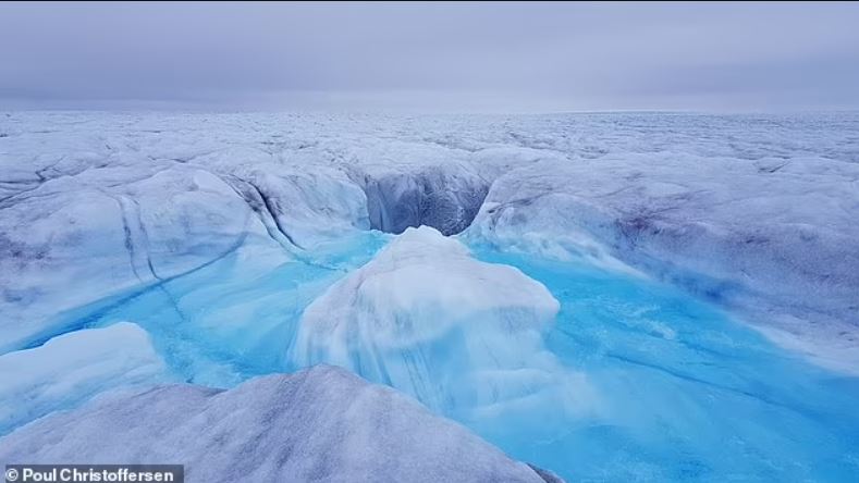 Advertencia: la capa de hielo de Groenlandia (en la foto) se está derritiendo de abajo hacia arriba y ahora es el mayor contribuyente individual al aumento global del nivel del mar, según un nuevo estudio
