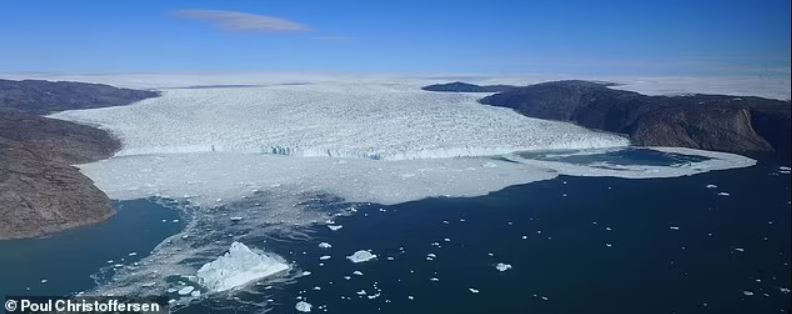 Los investigadores han observado tasas de derretimiento "sin precedentes" en la parte inferior de la capa de hielo (en la foto), causadas por enormes cantidades de agua de deshielo que caen desde la superficie hasta la base