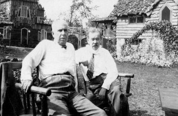 Fort (derecha) junto a su mentor el editor y naturalista, Théodore Dreiser, quién lograra la publicación de El Libro de los Condenados