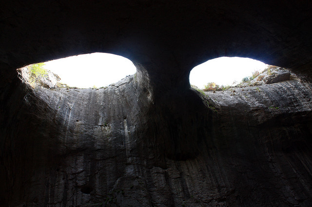 Los "Ojos de Dios" en la cueva de Prohodna en Bulgaria