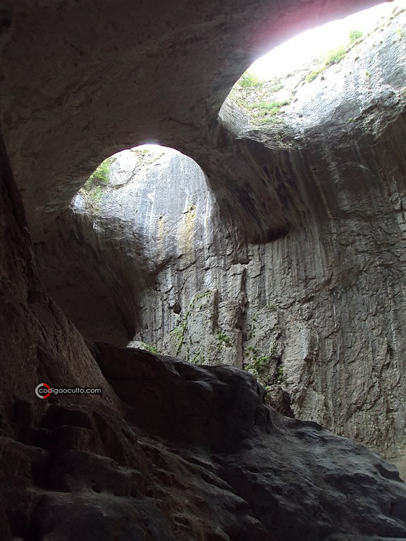 Otra vista de los "Ojos de Dios" en la Cueva de Prohodna, Montañas Balcánicas