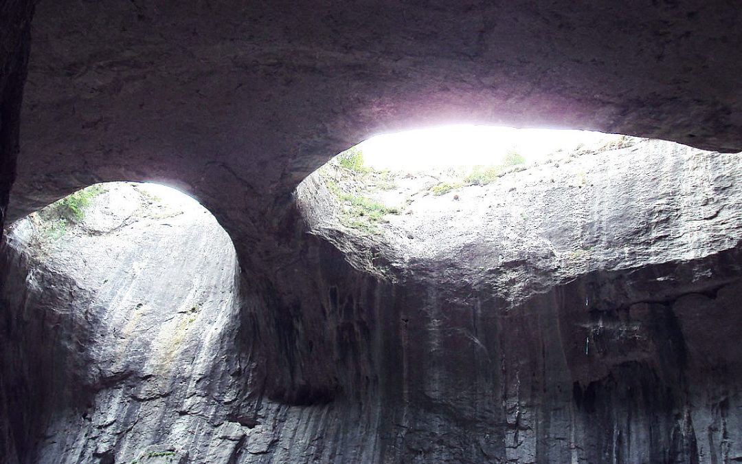 Prohodna: la cueva de Bulgaria donde se encuentran los “Ojos de Dios”