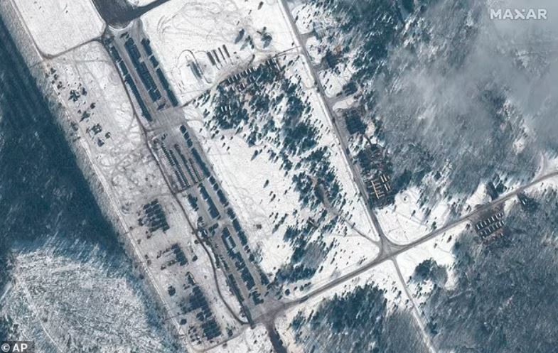 Una imagen satelital tomada por Maxar Technologies muestra un despliegue ruso en el aeródromo de Zyabrovka en Gomel, Bielorrusia, a menos de 24 km de la frontera con Ucrania